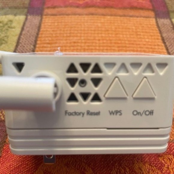 Tenda Wireless AC1900 Dual Band Gigabit Router AC18, plus FREE Netgear Extender! - Picture 6 of 8